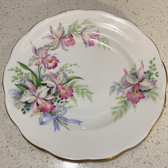 Rare Find Sweet Romance Roslyn Bone China - Picture 3 of 9